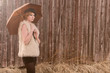Foto: fashion model posing outdoor in a rural setting fashion model posing outdoor in a rural setting
