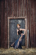 Foto: fashion model posing outdoor in a rural setting fashion model posing outdoor in a rural setting