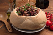 Insalata di fagioli in cestino di pane