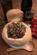 Insalata di fagioli in cestino di pane
