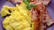 Huevos revueltos Scrambled eggs Uova strapazzate