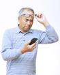 携帯電話を利用する男性