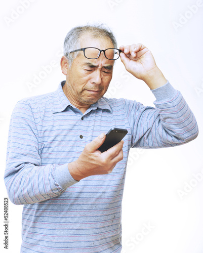 Photo: 携帯電話を利用する男性 携帯電話を利用する男性