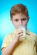 Foto: boy eats homemade pie boy eats homemade pie