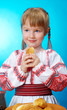 Foto: girl eats homemade pie girl eats homemade pie