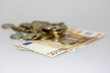 Geld Münze und Scheine liegend