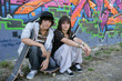 Foto: boy and girl skateboarding together boy and girl skateboarding together