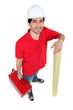 Foto: Man holding tool-box and wooden planks Man holding tool-box and wooden planks