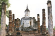Foto: Ancient buddha statue. Sukhothai historical park, the old town o Ancient buddha statue. Sukhothai historical park, the old town o
