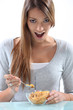 Foto: Woman eating breakfast cereal Woman eating breakfast cereal