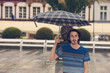 Mann mit dem Regenschirm