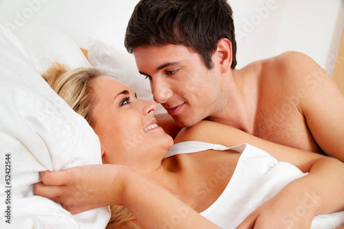 Photo: Paar hat Spass im Bett Paar hat Spass im Bett