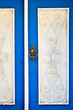 Porte bleue et blanche dans un village grec