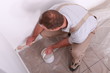 Foto: Man painting a wall white Man painting a wall white