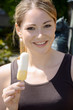 Junge Frau isst Eis