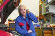 Frau als Mechaniker in Auto Werkstatt