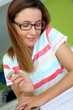 Foto: Brunette girl working on laptop computer Brunette girl working on laptop computer