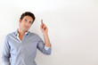 Foto: Young man pointing at message on white background Young man pointing at message on white background