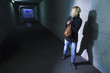 Frau im Tunnel hat Angst