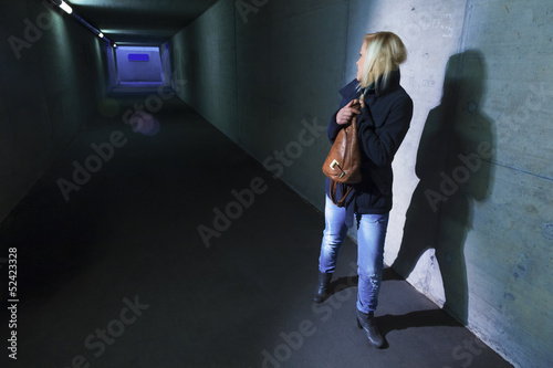 Photo: Frau im Tunnel hat Angst Frau im Tunnel hat Angst