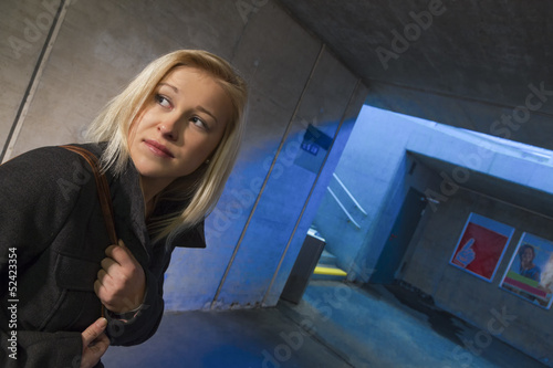 Photo: Frau im Tunnel hat Angst Frau im Tunnel hat Angst