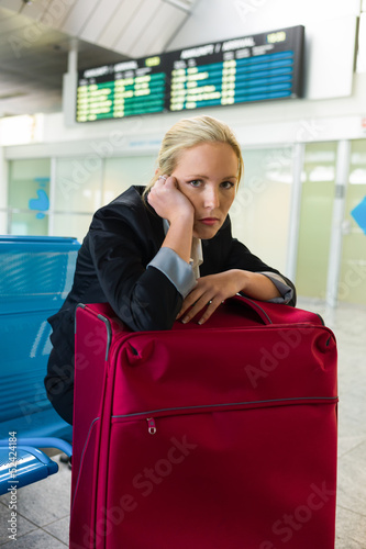 Photo: Geschäftsfrau wartet am Flughafen Geschäftsfrau wartet am Flughafen