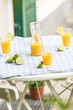 Erfrischung mit Saft auf der Terrasse
