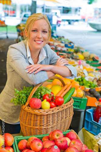 Photo: Frau am Obstmarkt mit Einkaufskorb Frau am Obstmarkt mit Einkaufskorb