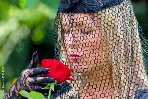 Photo: Witwe mit Schleier und Rose Witwe mit Schleier und Rose