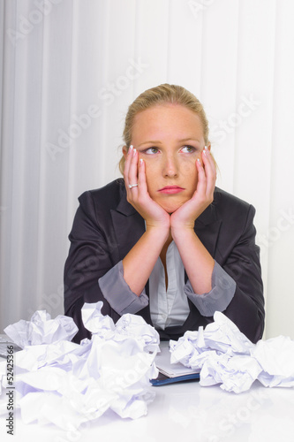 Photo: Frau im Büro mit zerknülltem Papier Frau im Büro mit zerknülltem Papier