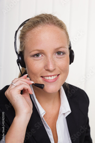 Photo: freundliche Frau mit Headset im Kundendienst freundliche Frau mit Headset im Kundendienst