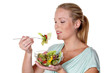 Foto: Frau mit Salat Frau mit Salat