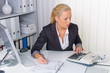 Frau im Büro mit Rechenmaschine
