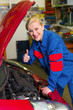 Frau als Mechaniker in Auto Werkstatt