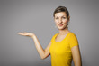 Foto: woman presenting woman presenting