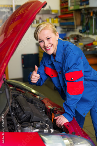 Photo: Frau als Mechaniker in Auto Werkstatt Frau als Mechaniker in Auto Werkstatt