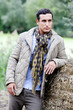 Ragazzo carino in campagna