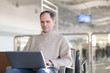 Foto: Man working with laptop Man working with laptop