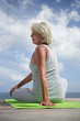 Foto: Middle-aged woman doing yoga outdoors Middle-aged woman doing yoga outdoors