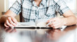 Foto: Hispanic teenager reading the Bible Hispanic teenager reading the Bible