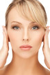 Foto: woman holding hands on her face woman holding hands on her face