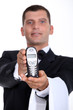 Foto: Waiter showing phone Waiter showing phone