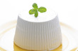 Ricotta fresca su sfondo bianco