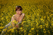 Frau im Rapsfeld