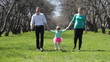 Vidéo : Mother, the father and child go on park Mother, the father and child go on park