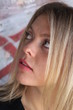 Foto: Beautiful blond portrait, near a graffiti wall Beautiful blond portrait, near a graffiti wall