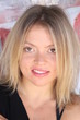 Foto: Beautiful blond portrait, near a graffiti wall Beautiful blond portrait, near a graffiti wall