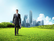 Foto: business man walking on green field and modern city business man walking on green field and modern city