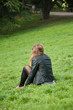 fille seule au jardin des Buttes-Chaumont à Paris