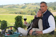 Foto: Couple enjoying hill-side picnic Couple enjoying hill-side picnic